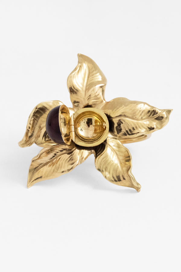 SPACE FOR A SECRET RING