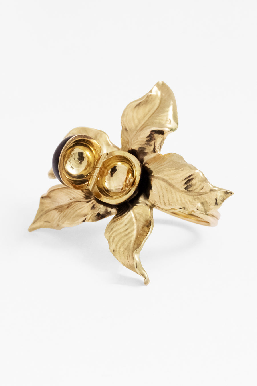 SPACE FOR A SECRET RING